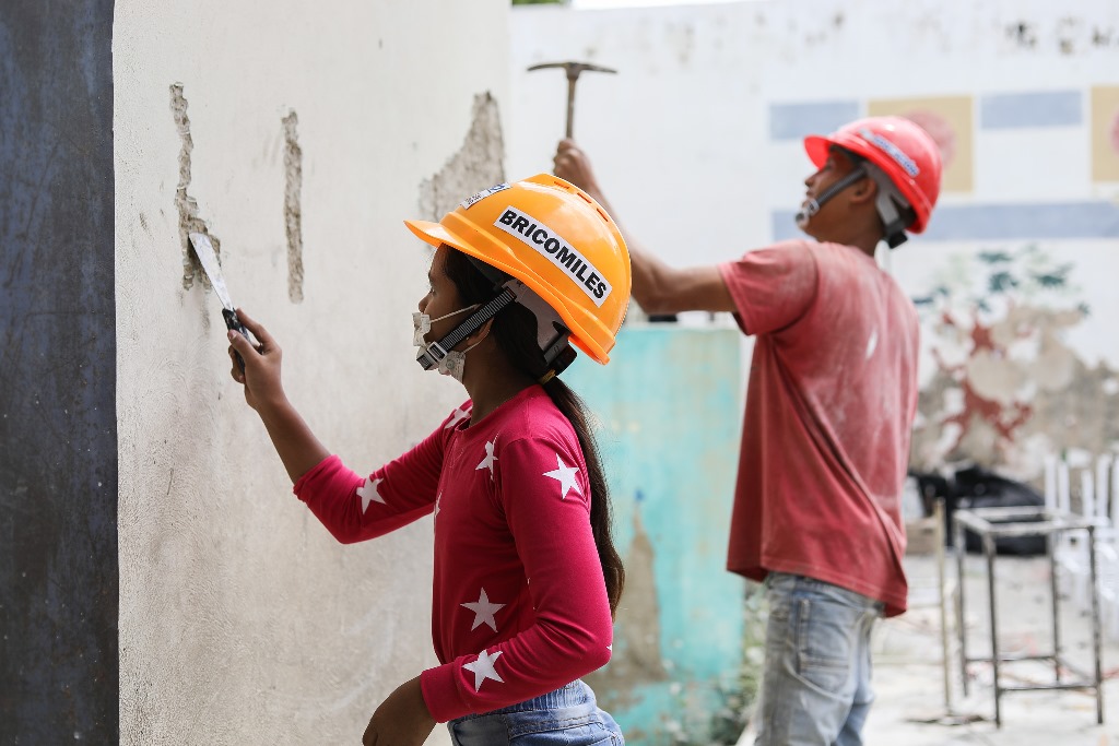 They deliver endowment for the recovery of schools in Caracas