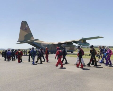 They denounce that the Hercules C-130 planes are used by private individuals to parachute jump