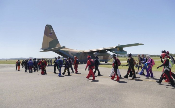 They denounce that the Hercules C-130 planes are used by private individuals to parachute jump