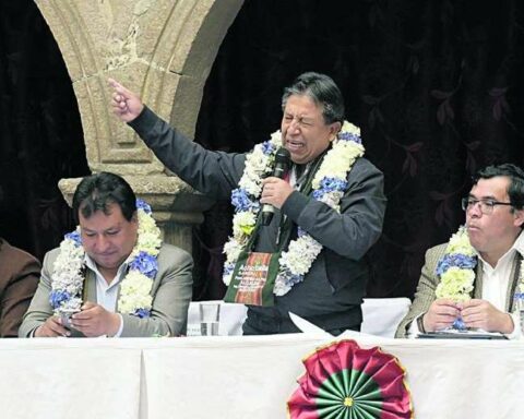 They evaluate expelling Arce from the MAS and the 'vice' laughs at the radicals