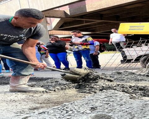 They inspect recovery works on avenues in Caracas