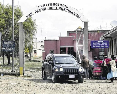 They investigate Camacho's visits and ask to investigate two versions of "espionage"