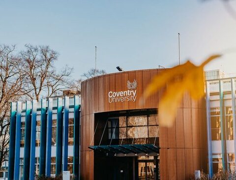 They offer 100 scholarships to study English in the United Kingdom aimed at young people between 18 and 30 years old