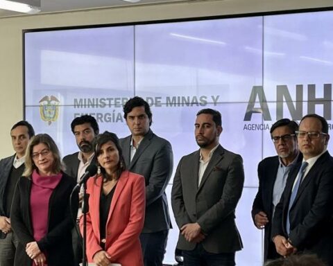 They open an investigation into the Minister of Mines, Irene Vélez