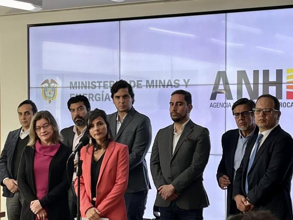 They open an investigation into the Minister of Mines, Irene Vélez