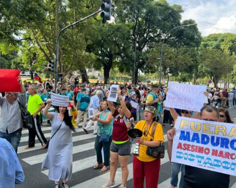 They protest in Buenos Aires for a possible visit by Maduro to Argentina