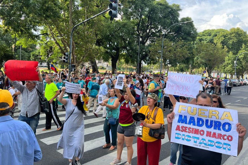 They protest in Buenos Aires for a possible visit by Maduro to Argentina