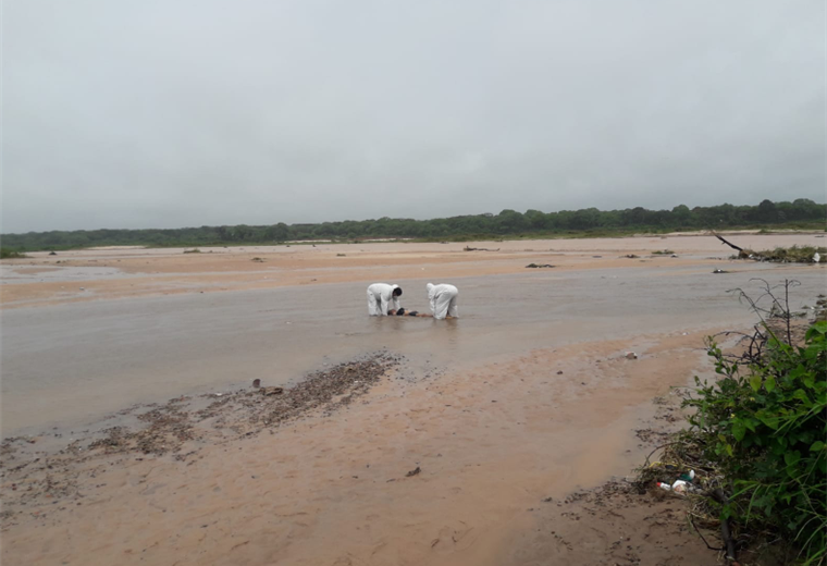 They recover the body of a person drowned in the Piraí river