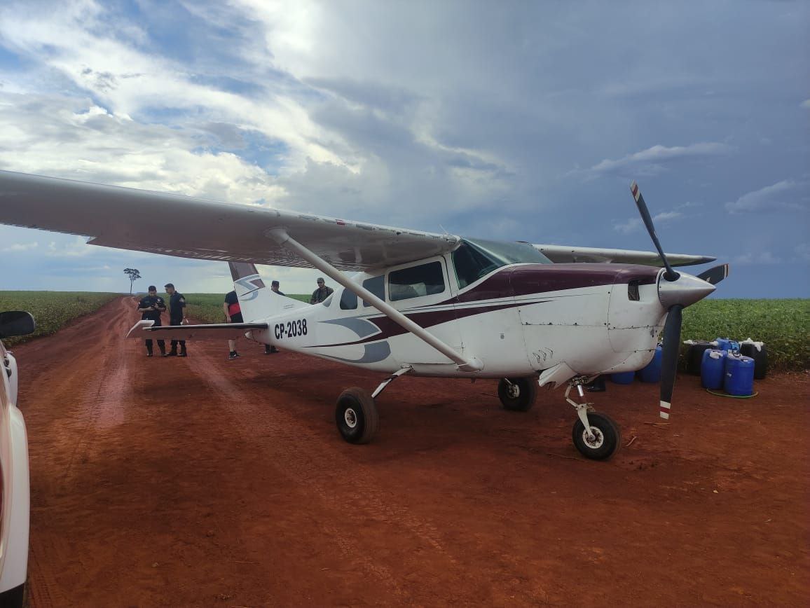 They seize a drug plane and a large load of cocaine in Hernandarias