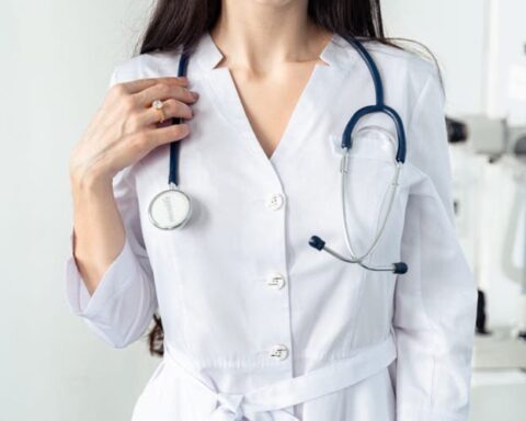 Miles enfermeras NYC demandan mejores condiciones