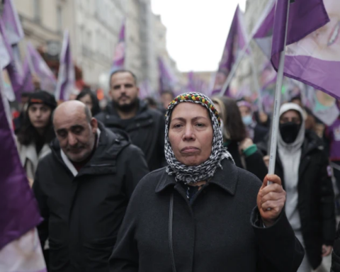 Thousands of protesters in Paris demand that the murders of Kurds be clarified