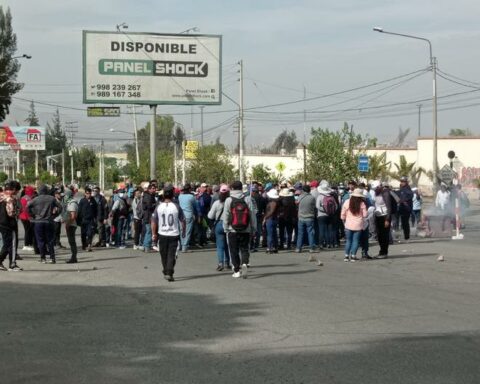 Three injured on the San Isidro bridge, during protests in Arequipa