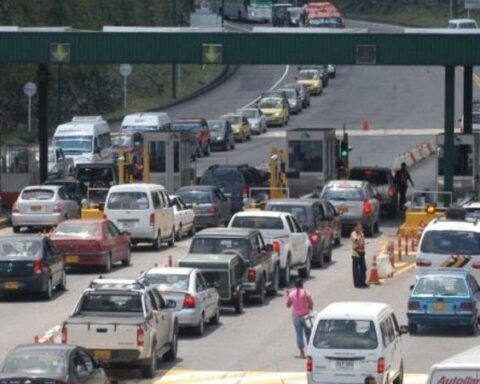 Tolls: they sign and publish a decree that requires the freezing of rates