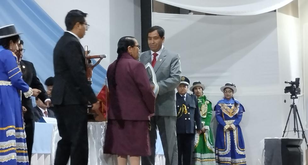 Toribio Castro's mother awards him a medal as mayor of Huancavelica