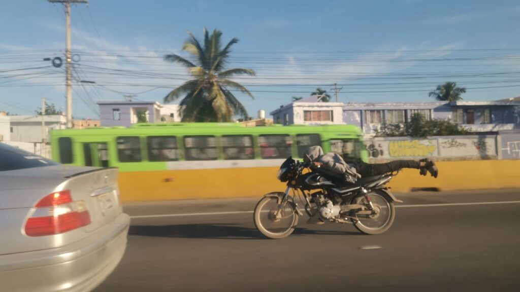 Conductor de motocicletas en la Autopista Las Américas