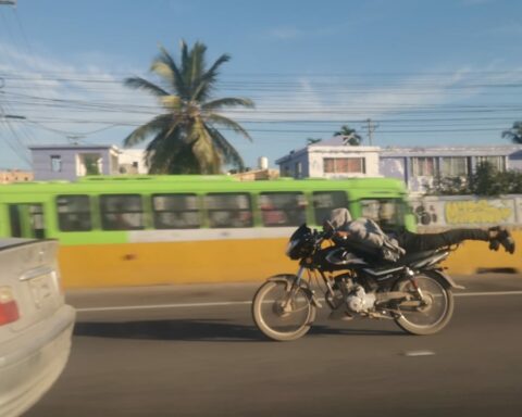 Conductor de motocicletas en la Autopista Las Américas