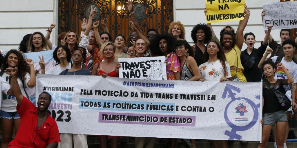 Trans visibility: act brings together protesters in downtown Rio