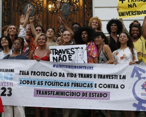 Trans visibility: act brings together protesters in downtown Rio