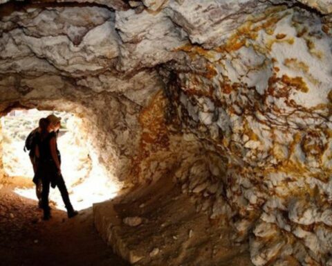 Two "güiriceros" die when a gold mine collapses in Bonanza