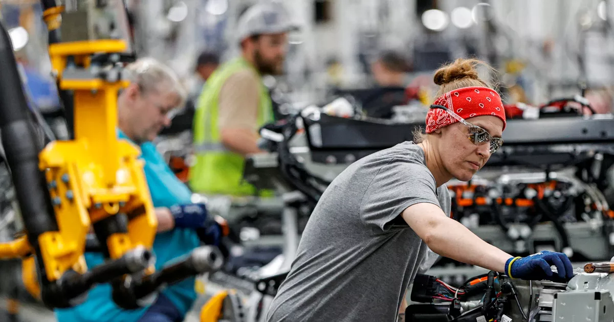US manufacturing posts second consecutive month of decline