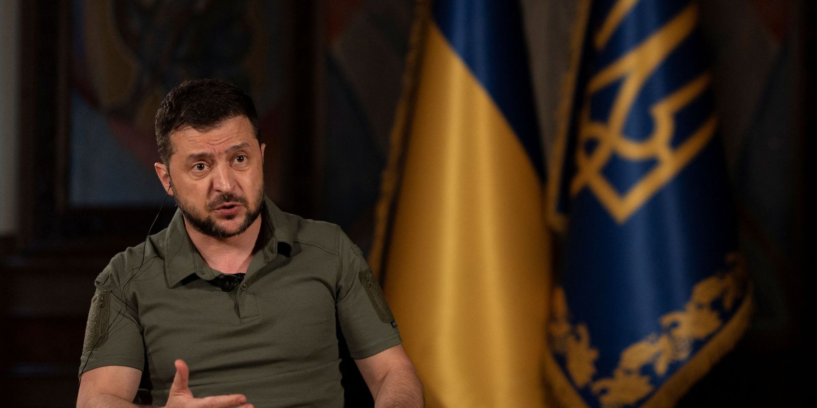 Ukraine's top officials step down in rare change