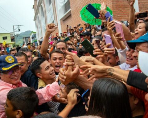 University of peace, Petro's path to reach 'total peace'