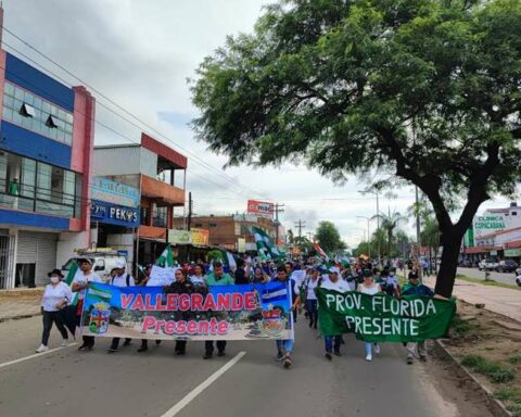 Valles Cruceños march and demand the release of Governor Camacho
