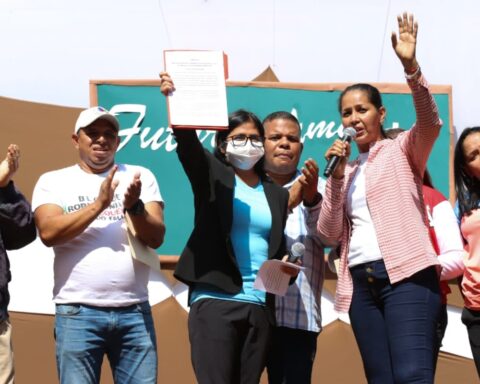 Vice President asks teachers to unite and resist the blockade