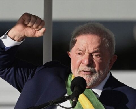 We are with democracy… we are with Lula