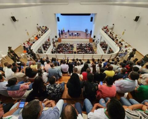 'We choose water': Petro announces end of mining projects in Jericho