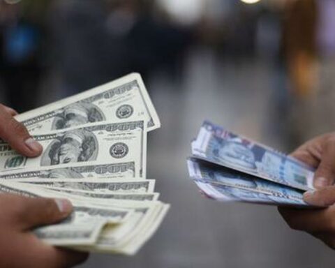 What factors are influencing the rise in the price of the dollar?