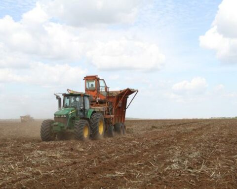 What percentage of CO2 emissions is caused by agriculture