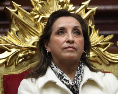 What will Dina Boluarte do if Congress does not approve the early elections for 2023 today?