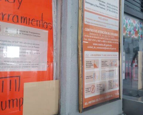 With posters, the CDMX Metro Union claims for deficiencies for maintenance