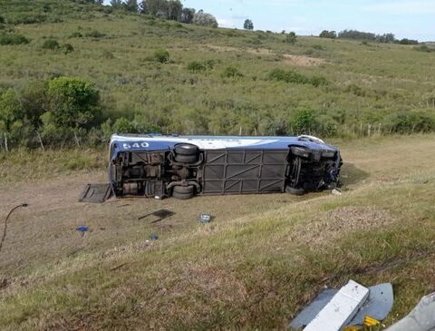 Witness to the accident: "People broke the bus so that the passengers could get out"