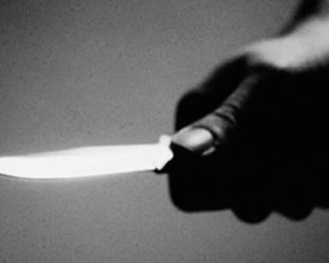 Mujer mata policía de puñalada al cuello en SPM