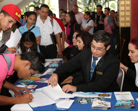 Young Nicaraguans, hopeful of obtaining a labor contract due to the flight of labor