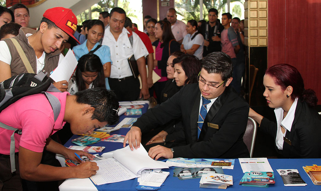 Young Nicaraguans, hopeful of obtaining a labor contract due to the flight of labor