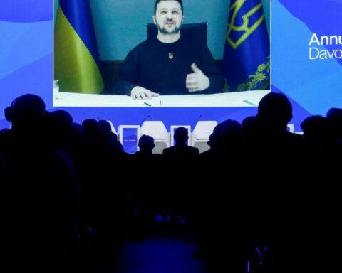 Zelensky asks in Davos for "speed"  in decisions to help Ukraine