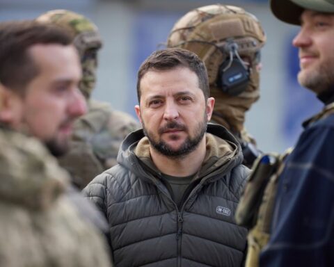 Zelenski reclama misiles de largo alcance para hacer frente a los rusos