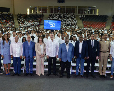 1,784 young people graduated from the Oportunidad 14-24 initiative