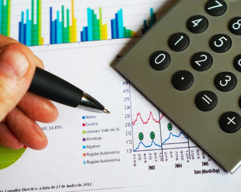 76% of the adult population worldwide has an account for credit use