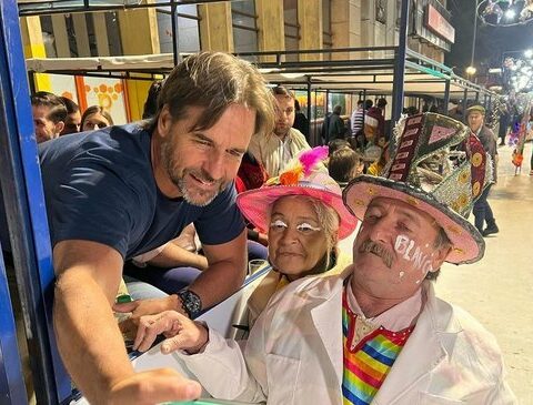 A pure greeting and photos with the people: this was the visit of Lacalle Pou to the Carnival of Melo