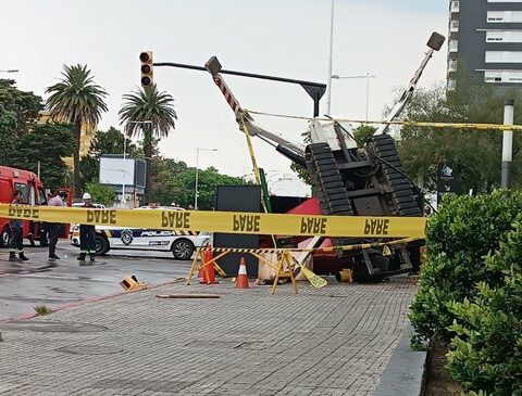 A woman died after a crane fell on her in Nuevocentro Shopping