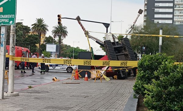 A woman died after a crane fell on her in Nuevocentro Shopping