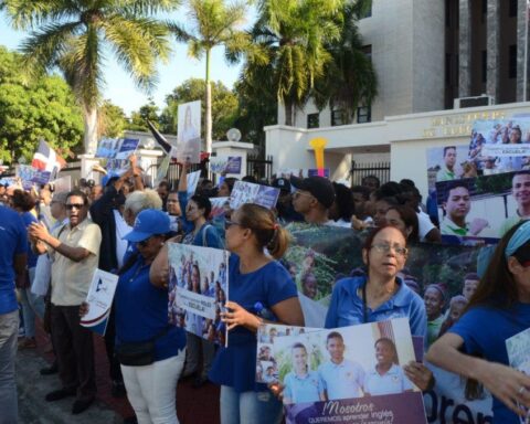 Hundreds of students and English teachers, supported by the ADP, held a protest in front of the Ministry of Education seeking the entity to resume English classes suspended some time ago.  Jorge gonzalez