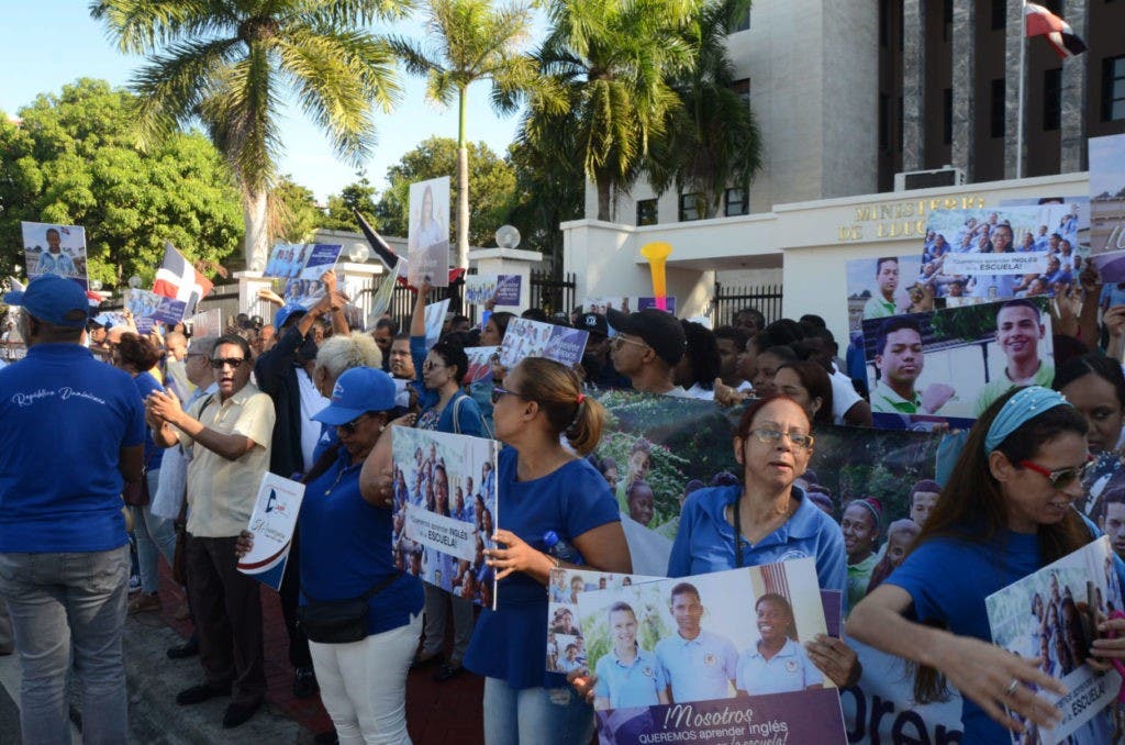 Hundreds of students and English teachers, supported by the ADP, held a protest in front of the Ministry of Education seeking the entity to resume English classes suspended some time ago.  Jorge gonzalez