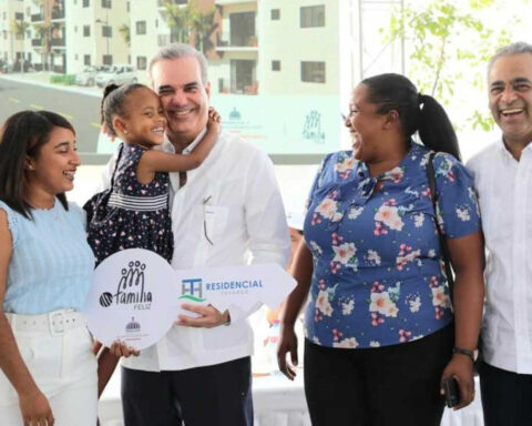 Abinader: “Hemos entregado 3,255 viviendas