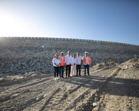 President Luis Abinader with the engineers and contractors of the Monte Grande dam
