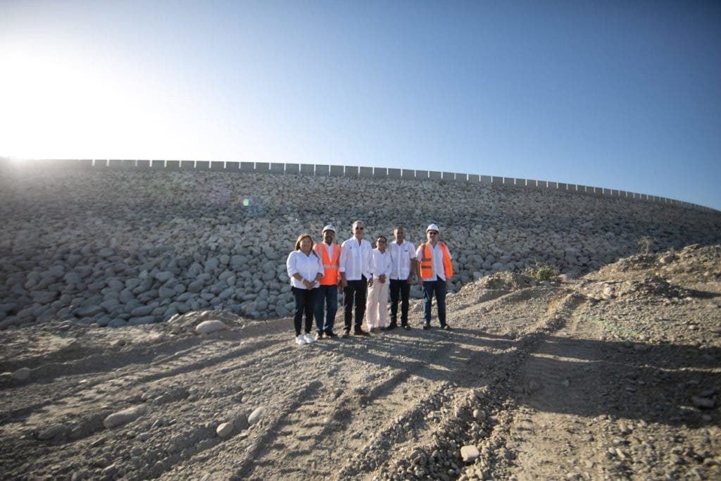 President Luis Abinader with the engineers and contractors of the Monte Grande dam